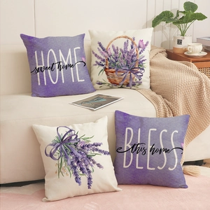 Kissenbezüge aus Baumwollleinen mit Lavendelmuster auf einem gemütlichen Sofa im Wohnzimmer