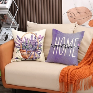 Lavendel-Blumenkorb und Home Sweet Home Textkissen auf einem gemütlichen Sofa