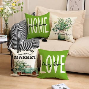 Lot de quatre housses de coussin botaniques vertes avec motifs de fleurs et de camions