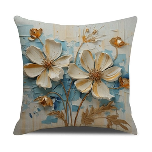 Detail eines quadratischen Kissenbezugs mit geprägtem Ölmalerei-Blumenmuster in Gold und Blau