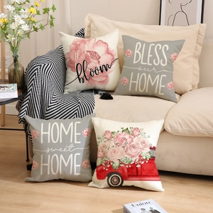 Lot de housses de coussin en lin avec motifs floraux et camions sur un canapé