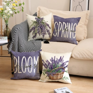 Lot de 4 housses de coussin motif lavande et fleurs printanières sur un canapé