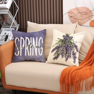 Lot de housses de coussin lavande avec fleurs et texte Spring is in the air pour canapé