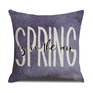 Détail de la taie d'oreiller printanière lavande avec imprimé aquarelle violet et texte