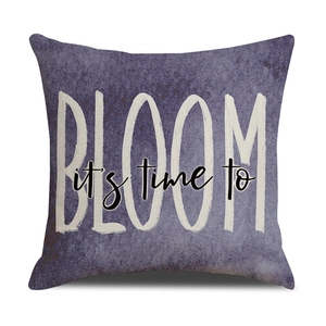 Détail macro du texte bloom aquarelle lavande sur housse de coussin en lin carré