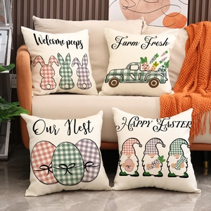 Lot de 4 housses de coussin de Pâques avec motifs lapins et nains sur un canapé