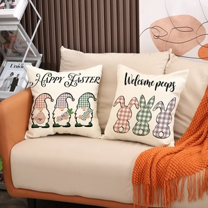 Détails de gnomes de Pâques et silhouettes de lapins sur housses de coussin