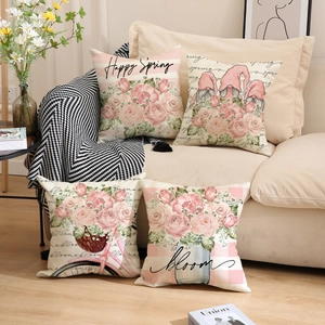 Vue détaillée de quatre housses de coussin en lin avec motifs nains et fleurs sur un canapé