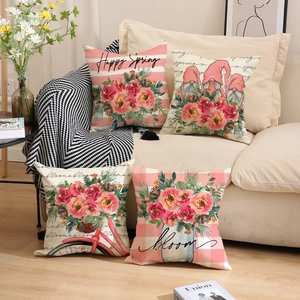 Vue détaillée de quatre housses de coussin en lin avec motifs de nains de printemps et fleurs
