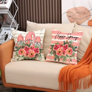 Détail de coussins en lin avec imprimé nain de jardin et motifs de roses Happy Spring