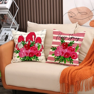 Vue détaillée de housses de coussin en lin avec gnomes de printemps et fleurs sur canapé
