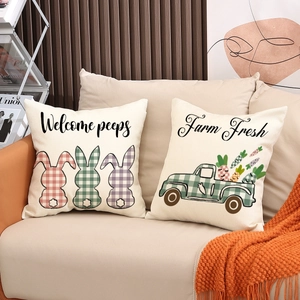 Housses de coussin de Pâques avec motif lapin et camion sur un canapé confortable