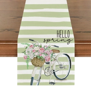 Detail eines Tischläufers aus Leinen mit floralem Vintage-Fahrrad und HELLO Spring Print