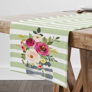 Detailansicht eines floralen Aquarelldrucks auf salbeigrün gestreiftem Tischläufer.