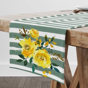Detailansicht eines Leinentischläufers mit grünen Streifen und gelbem Blumenmuster