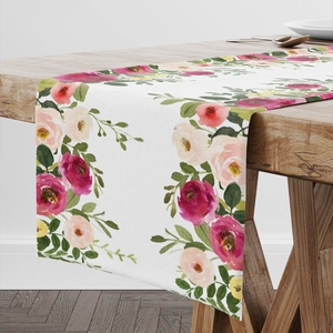 Detailaufnahme des Tischläufers mit Blumenmuster und Aquarell-Rosen auf Holztisch