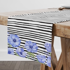 Detail eines Leinentischläufers mit schwarzen Streifen und blauen Anemonenblumen