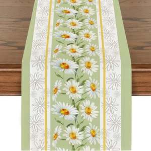 Detailaufnahme des Tischläufers aus Leinen mit Gänseblümchen-Print und Stofftextur