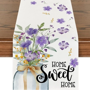 Detailaufnahme von Leinen-Tischläufer mit Blumenmuster und HOME Sweet HOME Text