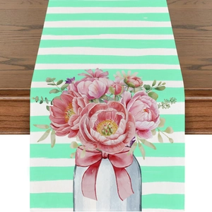 Detailaufnahme vom Leinentischläufer mit minzgrünen Streifen und rosa Pfingstrosen-Print