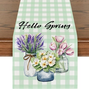 Leinen-Tischläufer mit Hello Spring Aufdruck und Aquarellblumen auf dunklem Holz