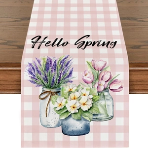 Detail eines Tischläufers aus Leinen mit Aquarellblumen und Hello Spring Text