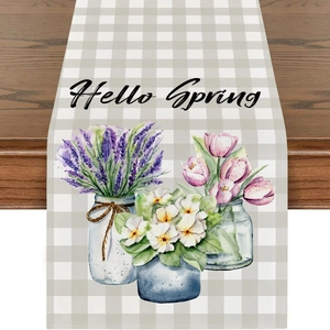 Detail des Hello Spring Tischläufers mit Aquarellblumen auf grau-weiß kariertem Leinen