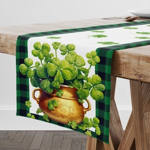 Detail van St. Patrick's Day linnen tafelloper met klaverblad en ruitjespatronen