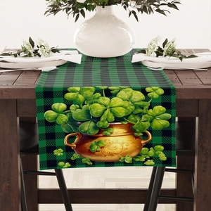 Detail van de St. Patrick's Day tafelloper met groen ruitpatroon en gouden pot ontwerp