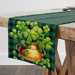 Detail van de St. Patrick's Day tafelloper met ruitjespatroon en gouden klaverpot