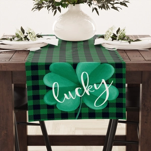 Detail van de St. Patrick's Day tafelloper met groen klavertje op ruitjespatroon stof
