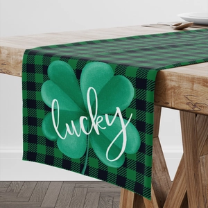 Detail van de St. Patrick's Day tafelloper met klavertje vier en groene ruitjes