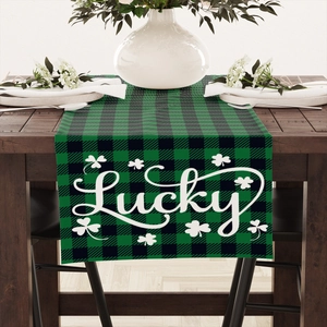 Detail van groen-zwart geblokte linnen tafelloper met Lucky klaverontwerp voor decoratie