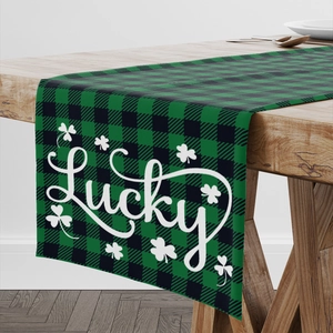 Detail van St. Patrick's Day tafelloper met groene ruiten en Lucky klaver ontwerp