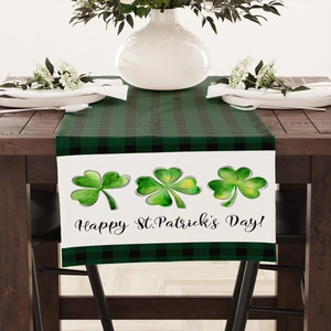 Detail van een St. Patrick's Day tafelloper met klavertjes op een houten tafel