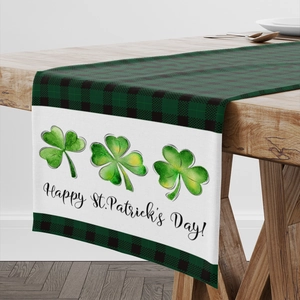 Detail van de St. Patrick's Day tafelloper met groene klavertjes en ruitjespatroon