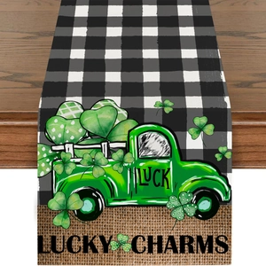 Detail van linnen tafelloper met groene vrachtwagen, klavers en Lucky Charms