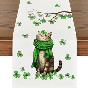 Detail van de St. Patrick's Day tafelloper met cyperse kat en klavertje vier print