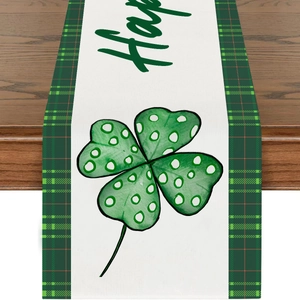 Detail van de St. Patrick's Day tafelloper met klavertjes en groene geruite rand