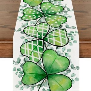 Detail van St. Patrick's Day tafelloper met groene klaverprints op linnen stof
