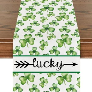 Detail van St. Patrick's Day tafelloper met groene klavertjes en lucky opdruk