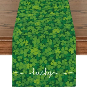 Detail van linnen tafelloper met klaverpatronen en lucky-tekst voor St. Patrick's Day decor
