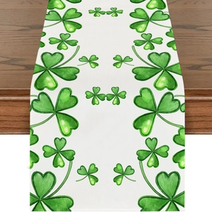 Gedetailleerde loper van linnen met groene klaverprint voor Sint-Patrick's Dag decoratie