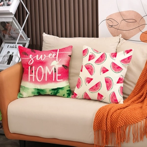 Housses de coussin en lin à motif pastèque avec texte sweet HOME sur un canapé beige