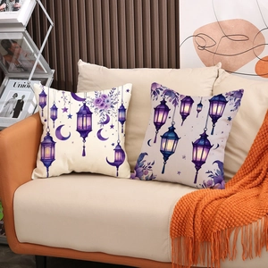 Lot de 2 housses de coussin Ramadan avec motifs lune et lanterne sur un canapé beige