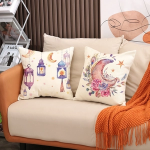 Deko-Kissenbezüge mit Mond und Sternen Motiv auf einem Sofa mit oranger Decke