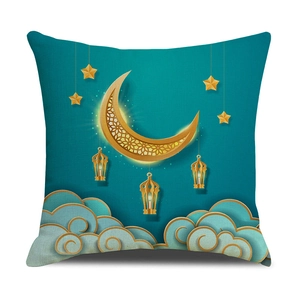 Makroaufnahme von Leinen-Kissenbezug mit goldenem Mond und Sternen für Ramadan-Dekor