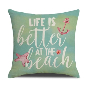 Dettaglio copricuscino in lino con testo Life is Better at the Beach e stella marina