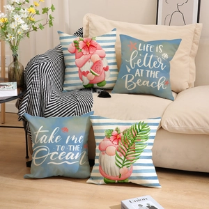 Detail van zomerse kussenslopen met gnoom en zeethema op een beige bank in de woonkamer