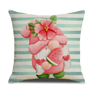 Detail van linnen kussensloop met zomerkabouter, hibiscusbloem en watermeloenprint